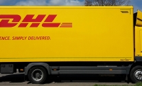 Lkw-Beschriftung für den wohlbekannten Paketdienst DHL in Stuttgart