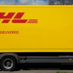Lkw-Beschriftung für den wohlbekannten Paketdienst DHL in Stuttgart