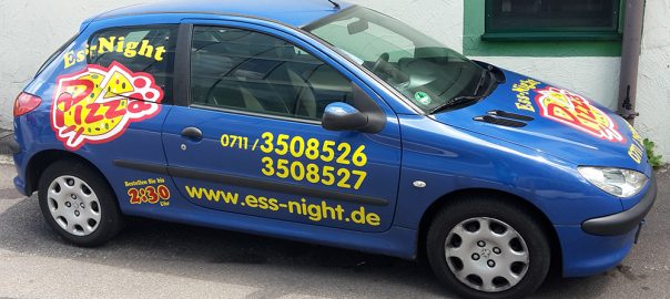Autobeschriftung für den Pizzalieferdienst Ess Night aus Esslingen